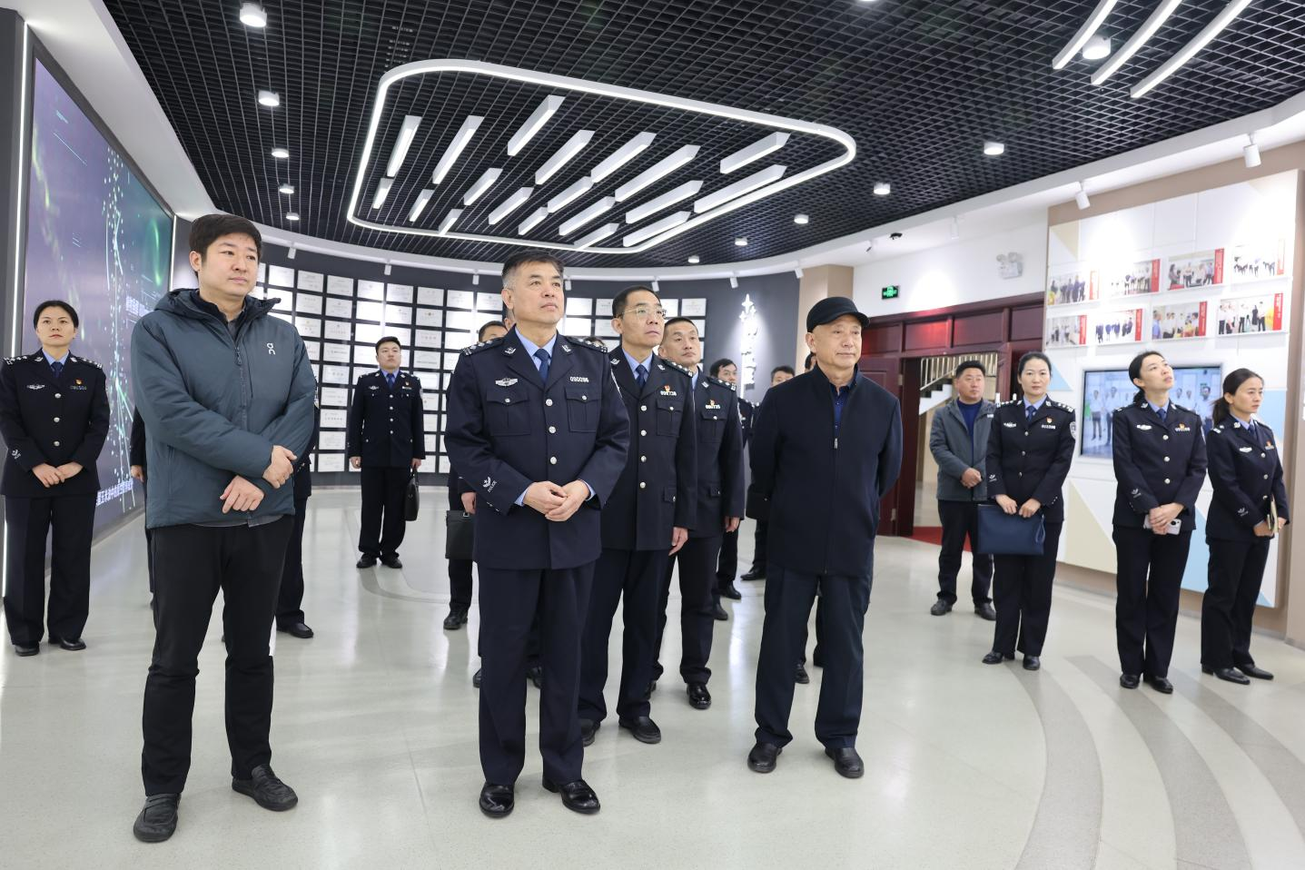 鄒平市副市長(zhǎng)、市公安局局長(zhǎng)張?jiān)缓ш?duì)來山東三星集團(tuán)調(diào)研指導(dǎo)