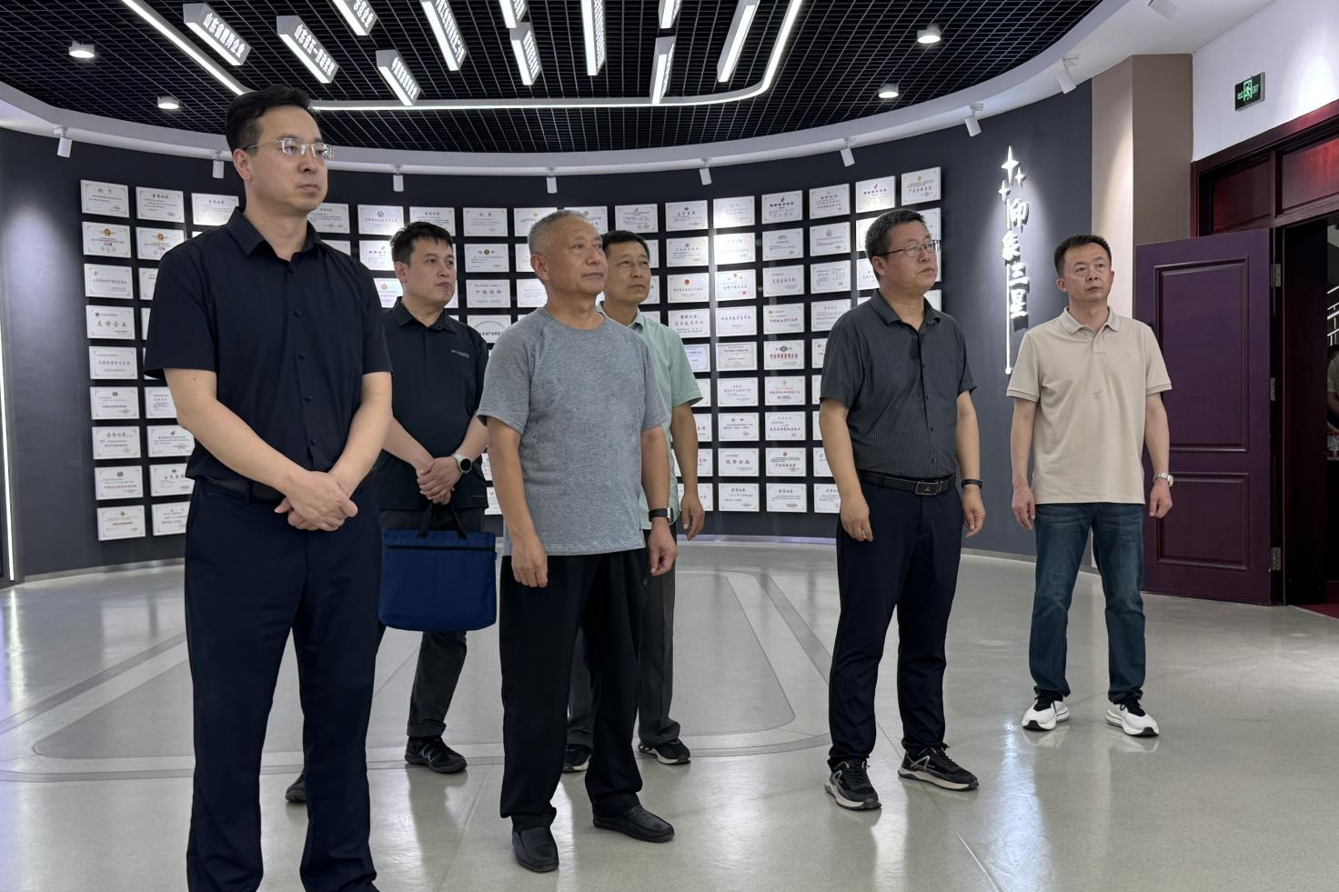 通遼市科爾沁區(qū)委副書記、政府區(qū)長(zhǎng)金樹國(guó)來(lái)山東三星集團(tuán)考察