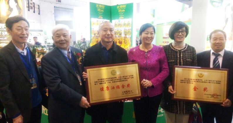 長壽花金胚玉米油、稻米油雙雙榮獲糧油行業(yè)品質(zhì)金獎(jiǎng)